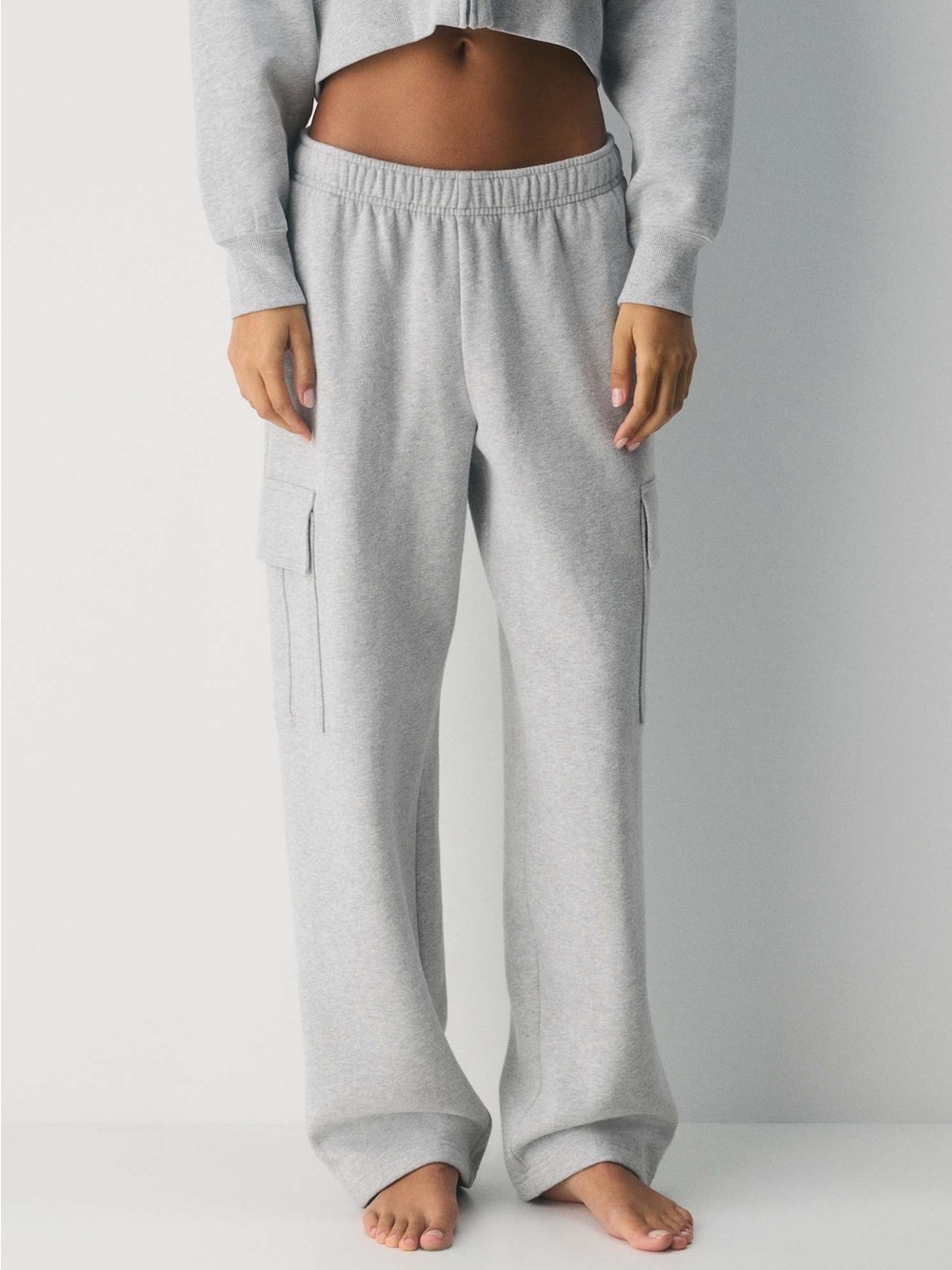 Aritzia TNA Cozy Fleece Mega Cargo Wide Leg Sweatpants in Heather Chrome - Picture 1 of 6
